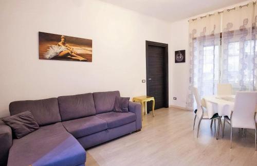 un soggiorno con divano e tavolo di Marconi Flat a Roma