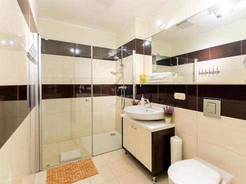 コウォブジェクにあるVacationClub - Olympic Park Apartament C602のバスルーム(洗面台、シャワー付)