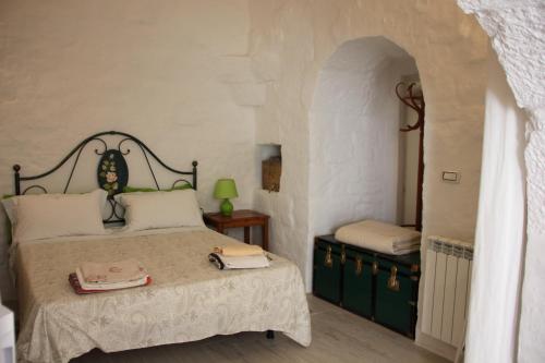 una camera da letto con un letto con due piatti sopra di Dimora Verde B con trullo Masseria Poesia a Cisternino