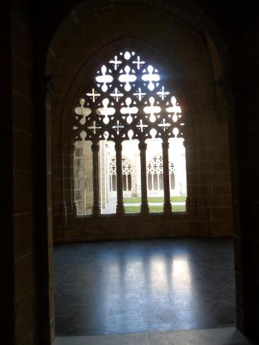 an archway with a large window in a building at La Casa de Pepa in Jerez de la Frontera