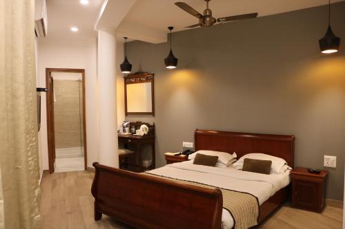 a bedroom with a bed and a ceiling fan at Hotel Park Residency in New Delhi
