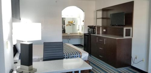 Η κουζίνα ή μικρή κουζίνα στο HomeBridge Inn and Suites