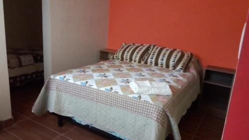 Bett mit einer Decke auf dem Zimmer in der Unterkunft Apartamento Golden Junior in Cochabamba