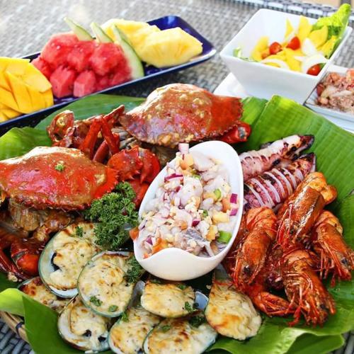 ピンナワラにあるLuck Uyana Cabana Pinnawalaの魚介類・野菜の盛り合わせ