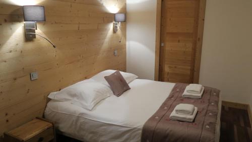 a bedroom with a bed with two towels on it at Le Dahu in Chamonix-Mont-Blanc