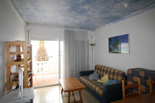 エンプリアブラバにあるVista Bahia 13 Empuriabravaのリビングルーム(ソファ、クリスマスツリー付)