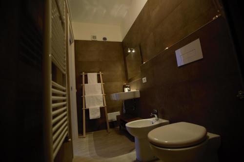 a bathroom with a toilet and a sink at PHALANTHOS TARANTO in Taranto