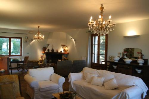 FontecornialeCornio Delle Fronde的客厅配有白色沙发和吊灯。