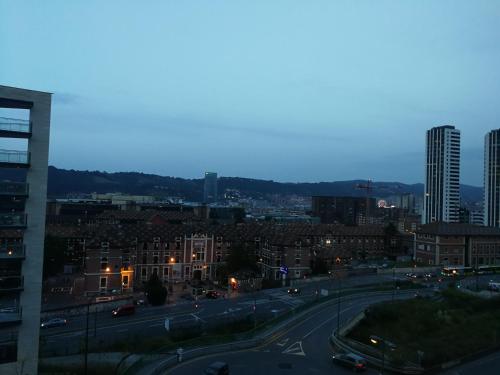 uma vista de uma cidade à noite com tráfego em Habitación con garage em Bilbao