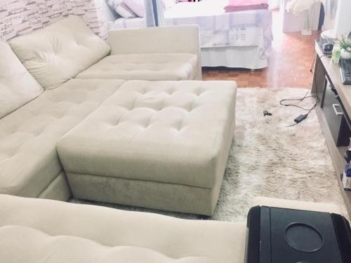 a living room with two white couches and a white rug at Rua Bolivar, nº 154, Copacabana - Apartamento para Temporada, perto da Praia in Rio de Janeiro