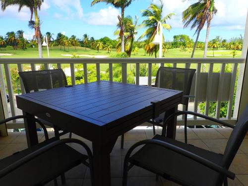 Balkón nebo terasa v ubytování Appartement vue sur le Golf Marina de Saint François