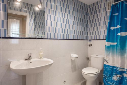 カディスにあるVillamarのバスルーム(洗面台、トイレ、鏡付)