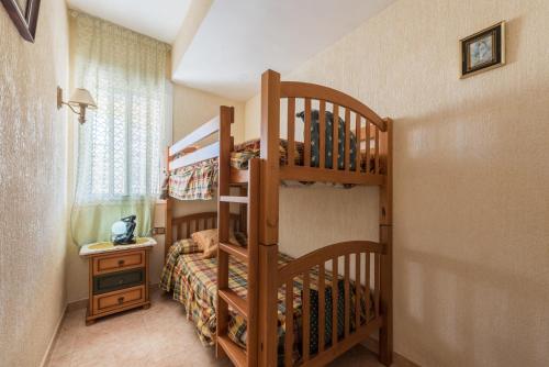 カディスにあるVillamarの二段ベッドと階段が備わる小さな客室です。