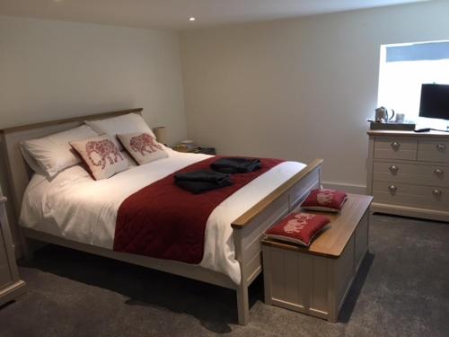 The Cricketers Arms في بيتورث: غرفة نوم بسرير كبير وخزانة