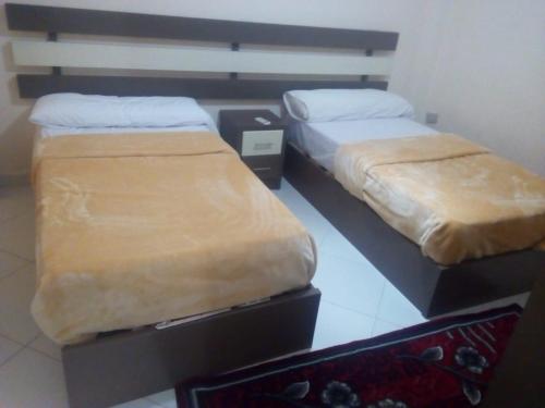 سرير أو أسرّة في غرفة في Nour Plaza Hurghada النور بلازا الغردقة
