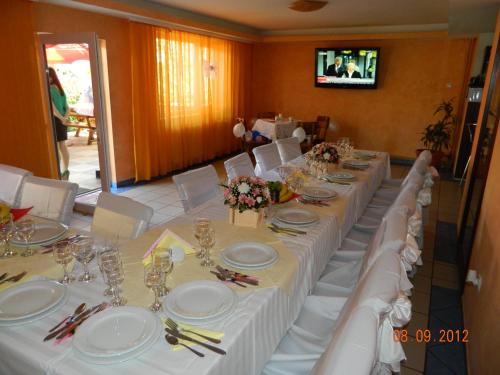 Restaurant ou autre lieu de restauration dans l'établissement Vila Tom Cris