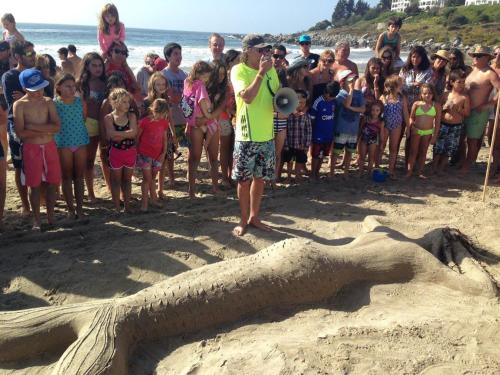 a crowd of people standing next to a sand sculpture at Apartamento Puerto Velero Tongoy in Puerto Velero