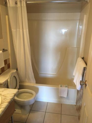Ванная комната в Red Deer Inn & Suites