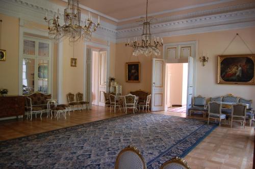 a room with a table and chairs and a dining room at Hotel butikowy Pałac Jabłonna in Jabłonna