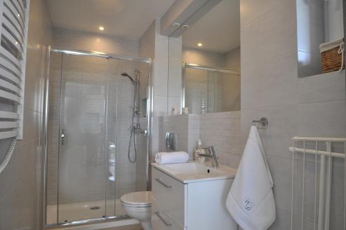 a bathroom with a shower and a sink and a toilet at Willa Dobryłko in Rewa