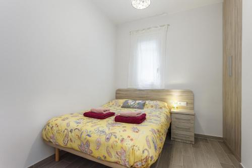 ロスピタレート・デ・リョブレガートにあるBeautiful Apartment 20 minutes from city centerのベッドルーム1室(赤い枕2つ付)