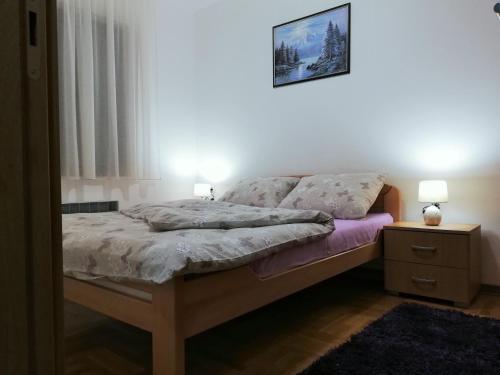 ein Schlafzimmer mit einem Bett mit Nachttisch und einem Bett sidx sidx in der Unterkunft PENEMA in Zlatibor