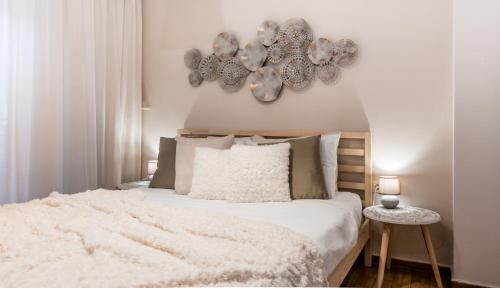 una camera con un letto bianco e un piumone bianco di Acropolis, Urban Lifestyle apartment ad Atene