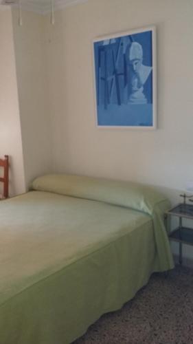 アギラスにあるApartamento Veneciaの緑のベッド1台、壁に絵が描かれたベッドルーム1室が備わります。