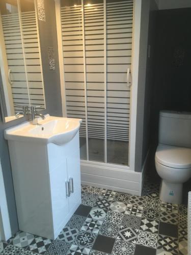 ムードンにあるMeudon : idéal pour séjour à Parisのバスルーム(洗面台、トイレ付)