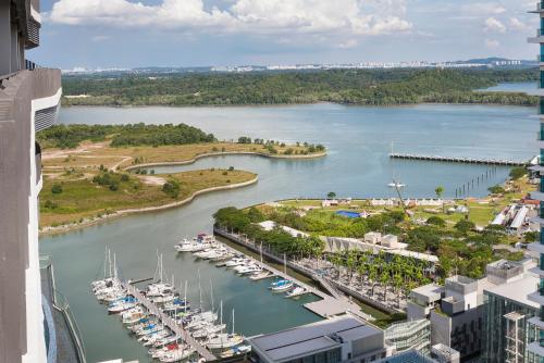 een luchtzicht op een jachthaven met boten in het water bij HostaHome Suites at Encorp Marina, mins to Legoland Malaysia in Nusajaya