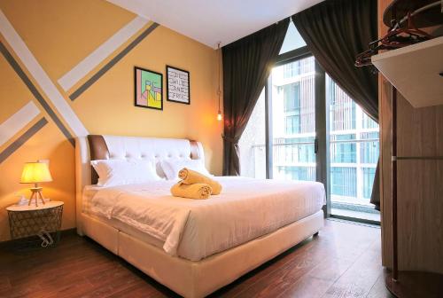een slaapkamer met een bed met een knuffeldier erop bij Elegant Living @ RIVERSON SOHO Kota Kinabalu in Kota Kinabalu