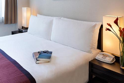 Łóżko lub łóżka w pokoju w obiekcie Oakwood Residence Aoyama