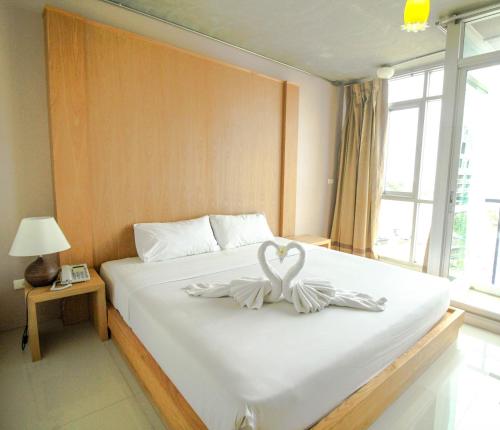 Giường trong phòng chung tại Bansabai Sabaidee Service Apartment