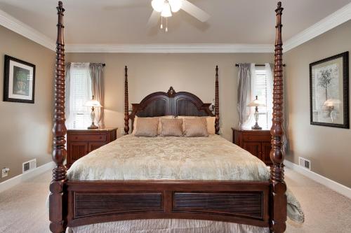 Llit o llits en una habitació de Pleasanton Courtyard Bed and Breakfast