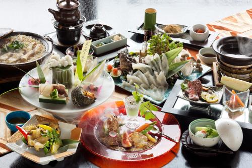 a table with many plates of food on it at Migiwatei Ochi Kochi in Fukuyama