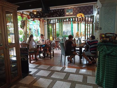 un gruppo di persone sedute ai tavoli di un ristorante di Kata Garden Resort SHA Extra Plus a Kata Beach
