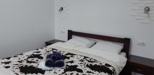 リヴィウにあるTransfer apartmentのベッド(白黒の掛け布団、枕付)