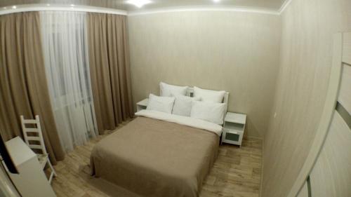 コガリムにある2-к Апартаменты с отличным расположениемの小さなベッドルーム(白い枕のベッド付)