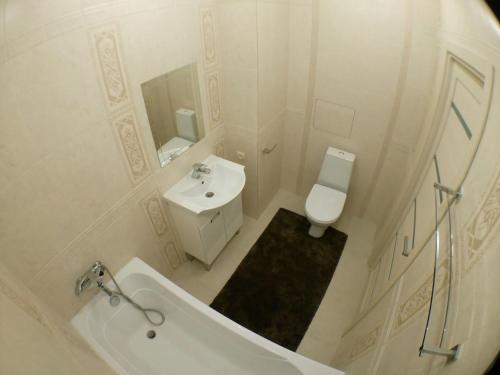 コガリムにある2-к Апартаменты с отличным расположениемの白いバスルーム(バスタブ、洗面台、トイレ付)