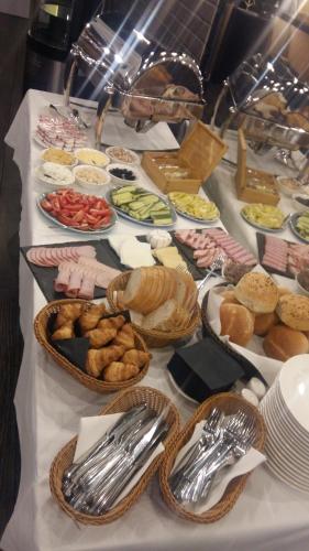 ein Tisch mit vielen verschiedenen Arten von Lebensmitteln in der Unterkunft Novopolska - Hotel i Restauracja in Kościan