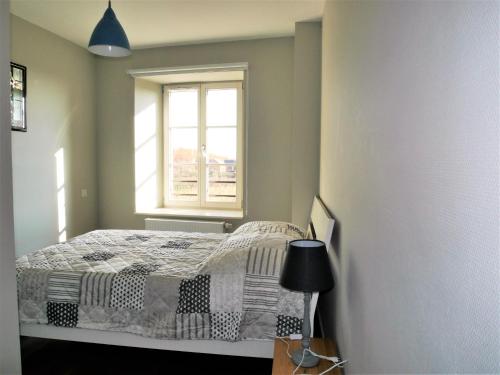 サン・ティポリットにあるLes gîtes de la Tour, appartement "La Plaine"のベッドルーム(ベッド1台、窓付)