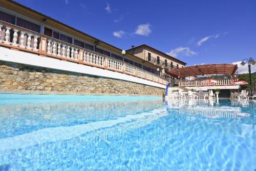 サン・バルトロメーオ・アル・マーレにあるAlbergo Ristorante San Matteoの建物前の大型スイミングプール