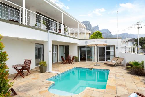 Cape Town的住宿－坎普斯灣61號酒店，一座房子后院的游泳池