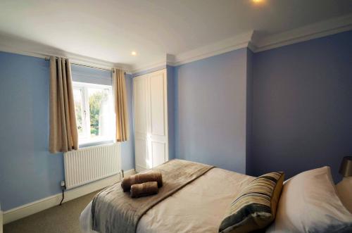 una camera da letto con un letto con un orsacchiotto sopra di STABLE HOUSE - Eton WINDSOR a Windsor