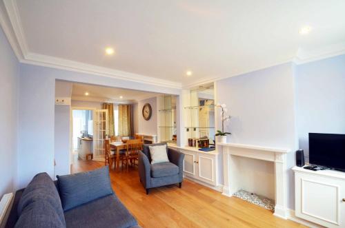 a living room with a couch and a dining room at STABLE HOUSE - Eton WINDSOR in Windsor