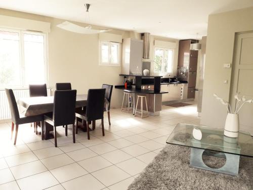 une cuisine et une salle à manger avec une table et des chaises dans l'établissement KER ARMOR Maison Moderne 3 Chambres avec Jardin, à Arcachon