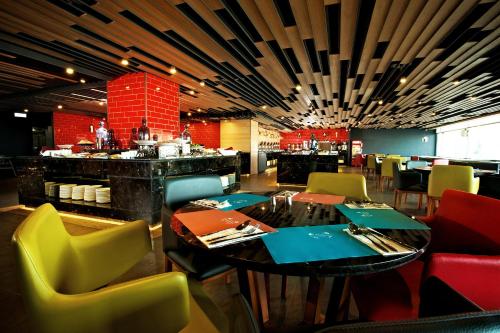a dining room with a table and chairs at Inhouse Hotel Yehliu in Wanli