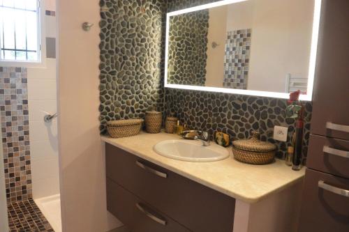 サント・リュシ・ド・ポルト・ヴェッキオにあるFIORINOのバスルーム(洗面台、鏡付)