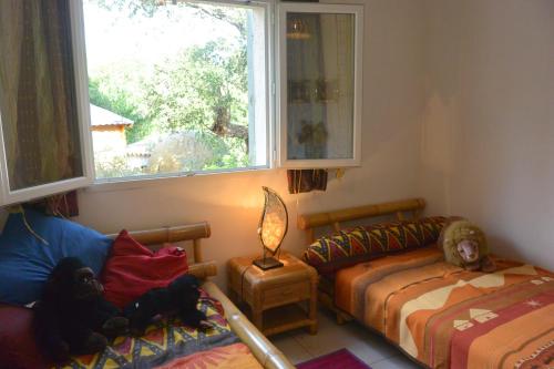 サント・リュシ・ド・ポルト・ヴェッキオにあるFIORINOのベッドルーム1室(ベッド2台、窓付)