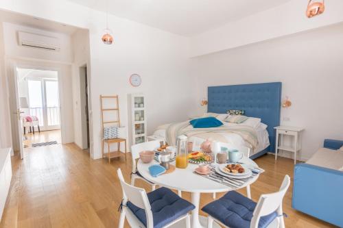ein Schlafzimmer mit einem Bett und einem Tisch mit Essen darauf in der Unterkunft Monolocale Casa Pepe Sorrento in Sorrent